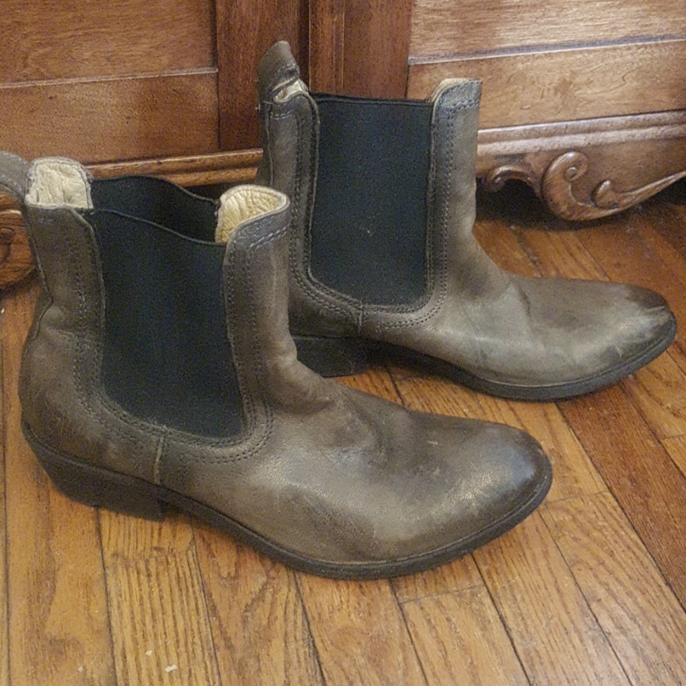 Frye Carson chelsea boots
